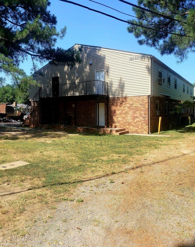 Building Photo - 3 br, 1 bath  - 214 Randolph St