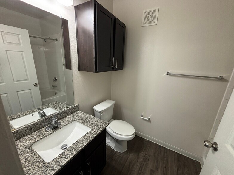 Building Photo - 4624 Cromwell Dr