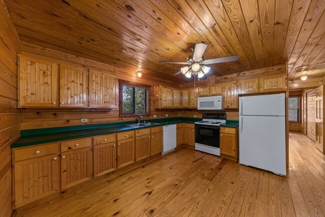Building Photo - Hill Country Retreat