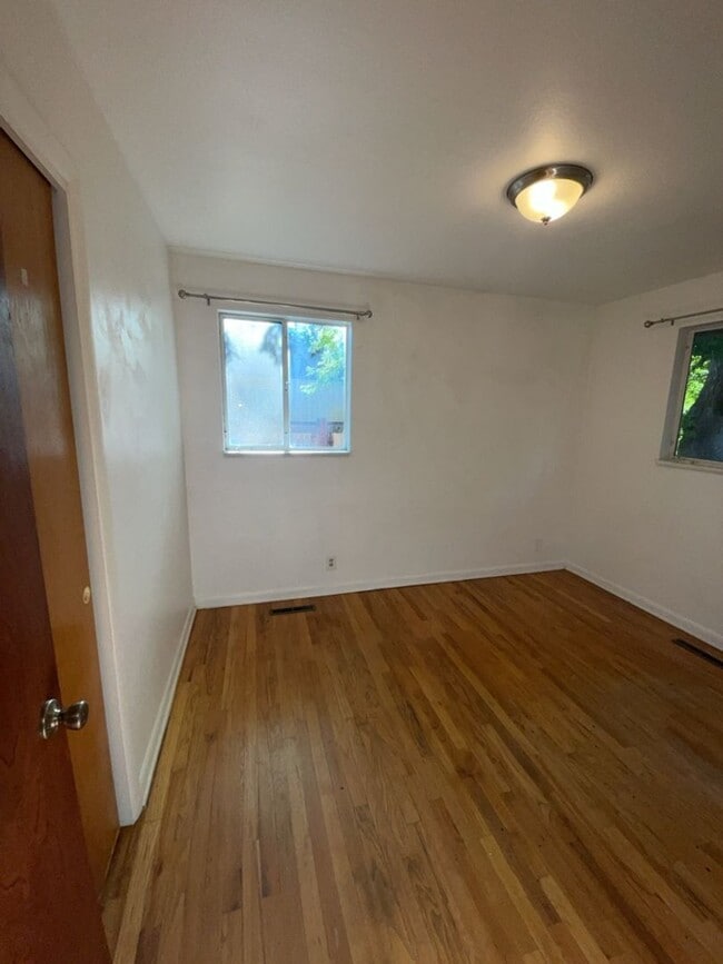 Building Photo - STUDENTS WELCOME! Campus West 5 Bed 2 Bath Ranch w/ Finished Basement