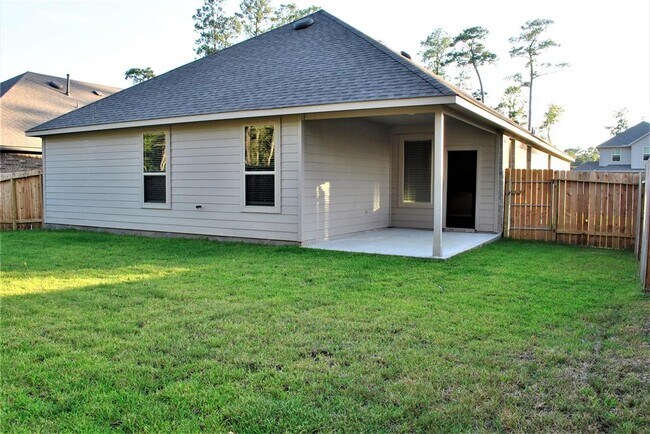 Building Photo - 14131 Lake Lodge Dr