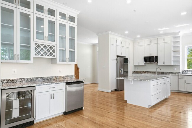 Building Photo - 5116 Shore Dr