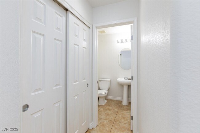 Building Photo - 7859 Windhamridge Dr