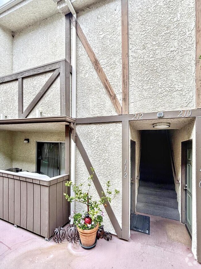 Building Photo - Lovely 2-Bed, 2-Bath Condo with Great Loca...