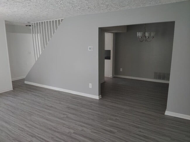 Building Photo - 300 Oakway Ct