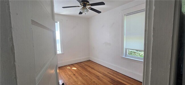 Building Photo - 320 4th Ave