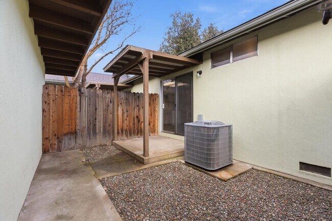 Building Photo - 1802 Rockford Ave