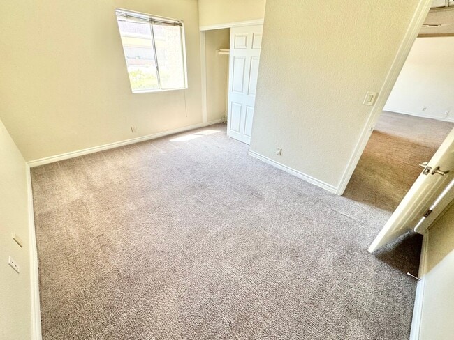 Building Photo - BEAUTIFUL 1 BEDROOM CONDO!