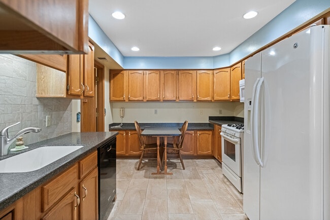 Building Photo - 702 Dehaven Ct