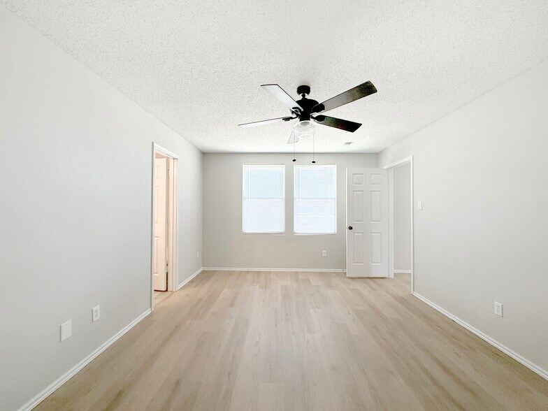 Master bedroom, door to living room on right. - 1419 Windy Meadows Dr