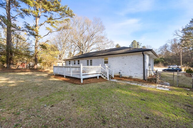 Building Photo - Beautifully Renovated Ranch Floor Plan, 3 ...