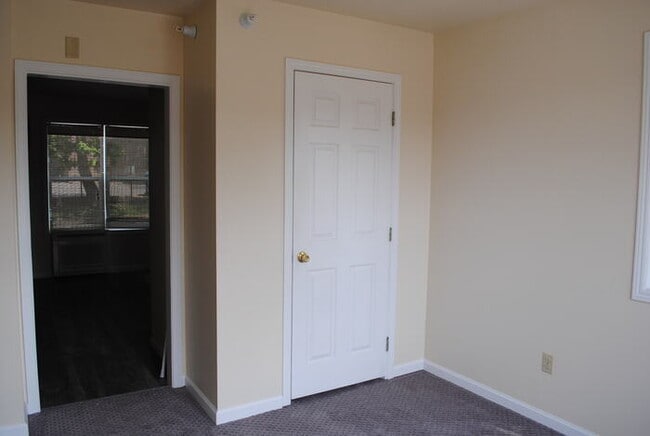 Building Photo - STUDIO/SEMI 1 BEDROOM - AVAILABLE AUGUST 2023!