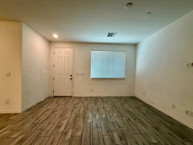 Building Photo - GATED 3 BED 2.5 BATH TOWNHOME WITH 2-CAR GARAGE, COVERED PATIO & COMMUNITY POOL