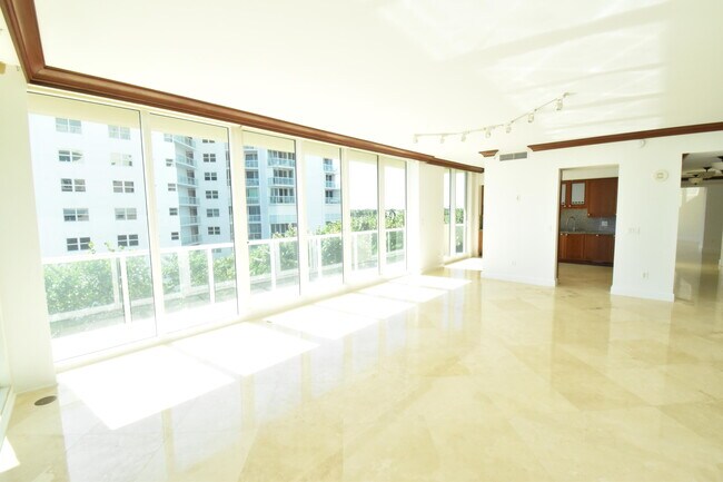 Building Photo - 1063 Hillsboro Mile