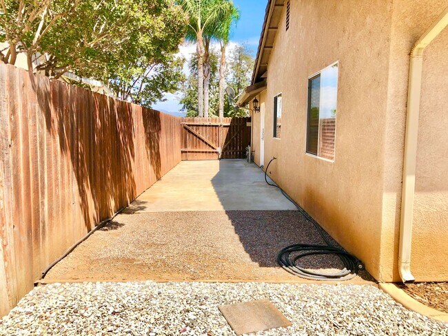 Building Photo - Light & Bright Single-Story Home in the Heart of Fallbrook, Complete with Private, Fully Fenced B...