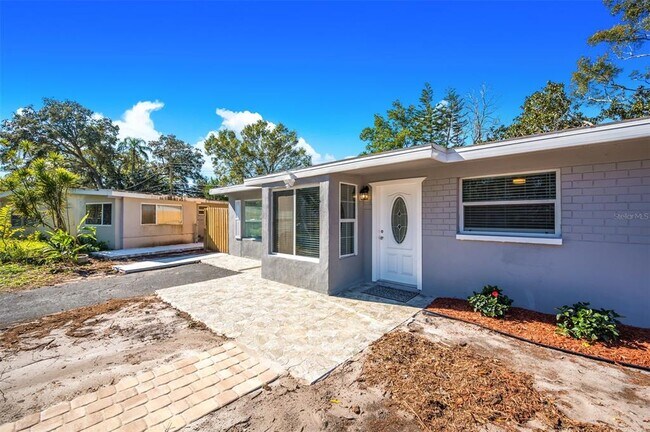 Building Photo - 1400 Poinciana Dr