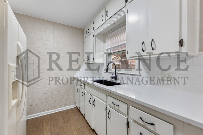 Building Photo - 3419 S Glenn Ave