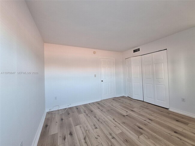 Building Photo - 2011 Bay Dr