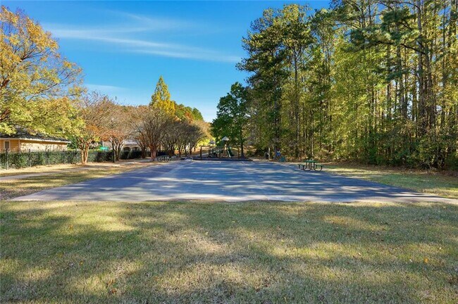 Building Photo - 405 Chadwick Cmns