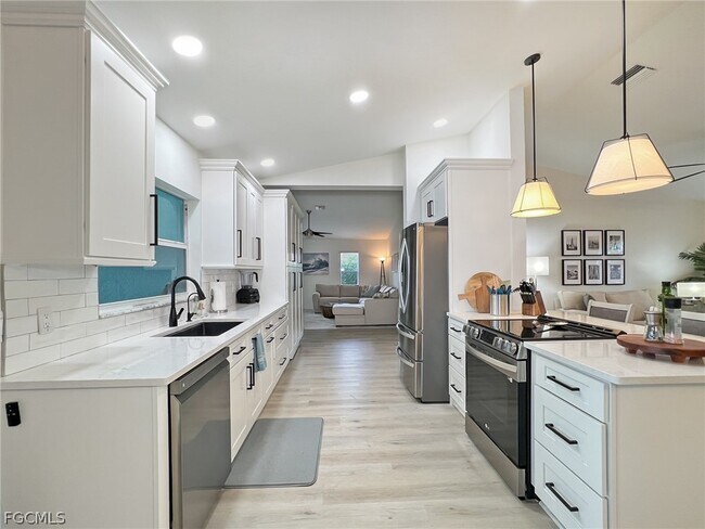 Building Photo - 1325 NE 5th Pl