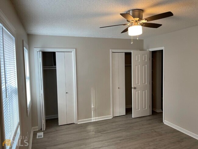 Building Photo - 907 Silverwood Dr