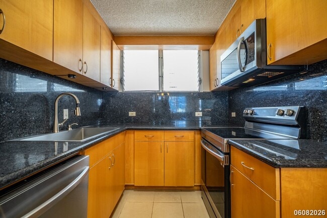 Building Photo - PRIME ALA MOANA/WAIKIKI LOCATION: 2BR/1.5BA Condo with Parking & In-Unit Washer/Dryer!