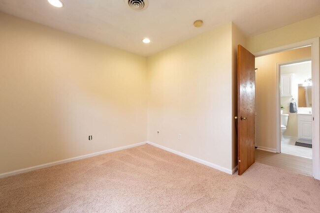 Building Photo - Spacious Ranch Close to Campus