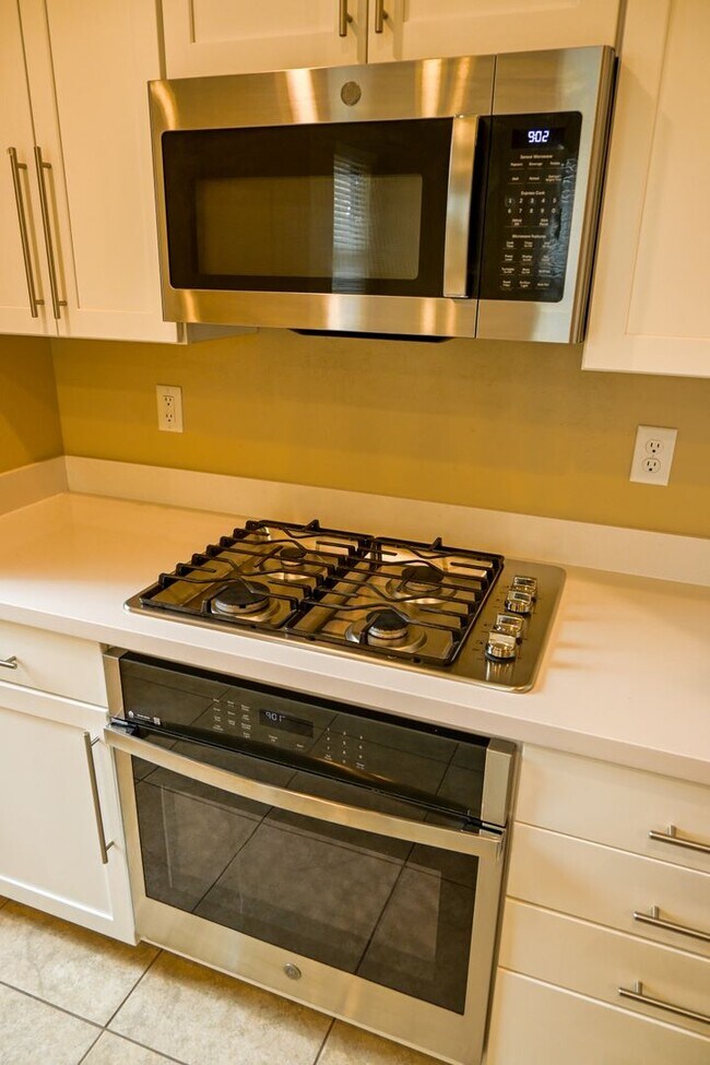 Building Photo - Beautiful 3 bed Townhome in Summerlin