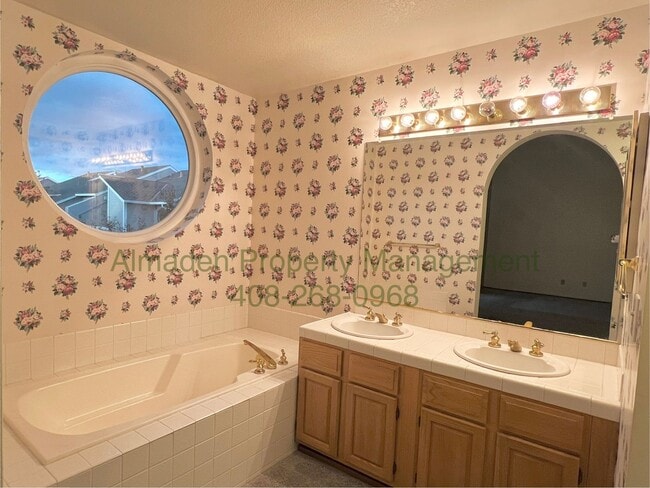 Building Photo - Almaden Townhome in Great Location! Pets N...