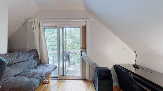 Building Photo - 6 Bedroom Apartment in Science Hill, close to downtown! (Laundry In Unit)