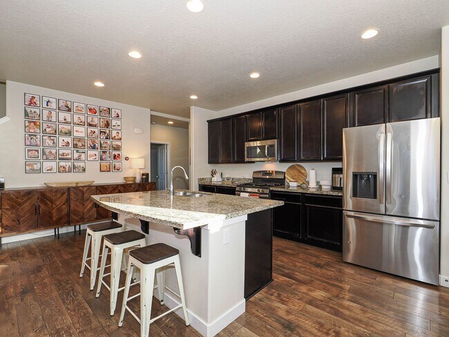 Building Photo - Beautiful House in Excellent Daybreak Loca...