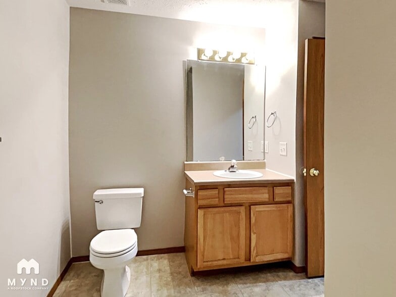 Building Photo - 429 N Century Ave