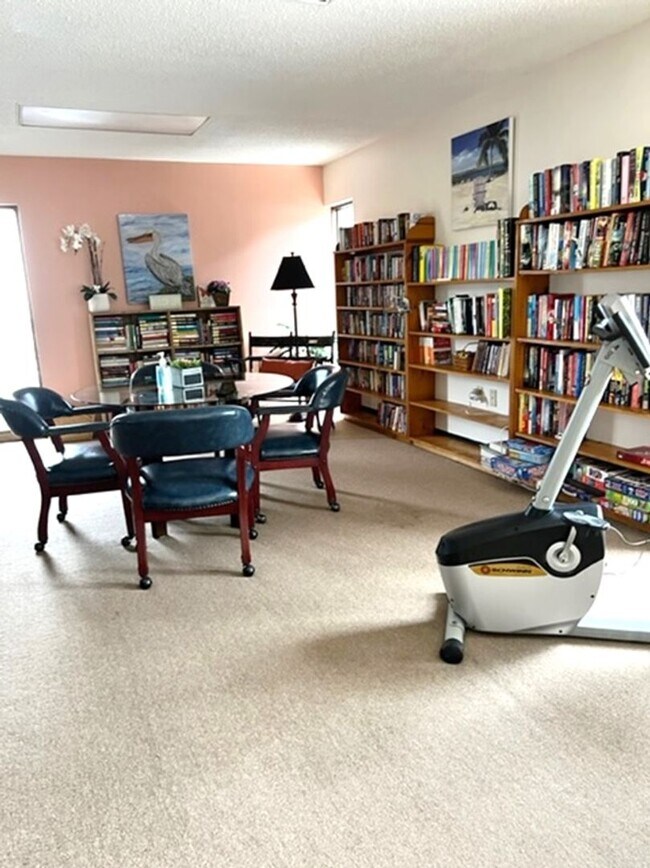 Building Photo - 55+ Community - 1BR/1BA Condo in Las Palmas