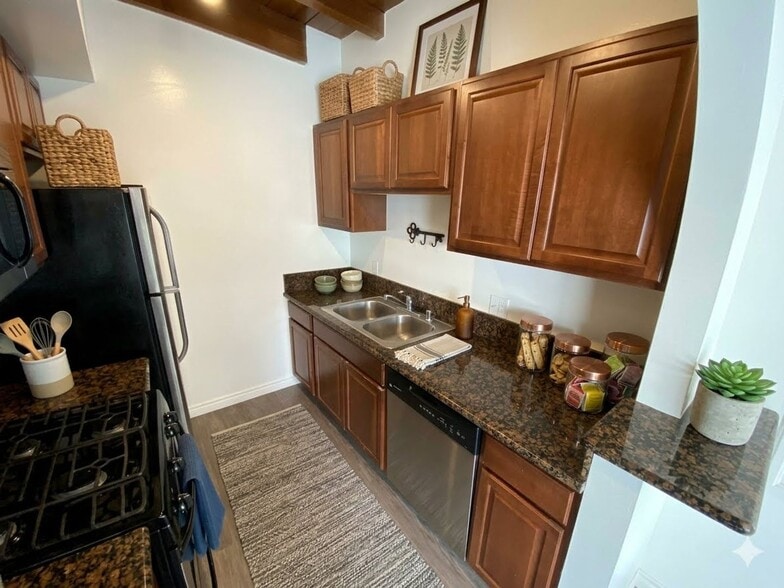 Building Photo - 3728 S Bentley Ave