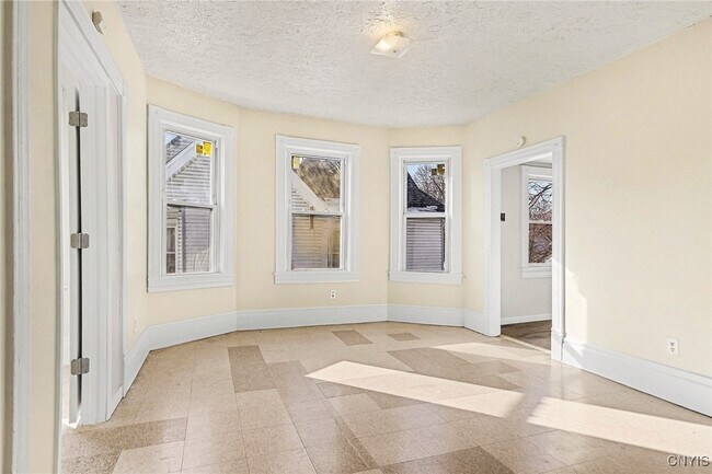 Building Photo - 302 Kellogg St