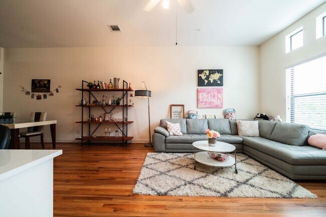 Building Photo - 2710 Hullsmith Dr