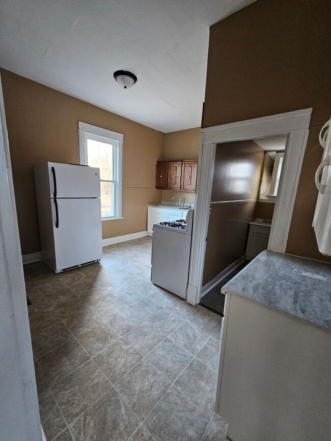 Building Photo - Completely Remodeled 4 bedroom