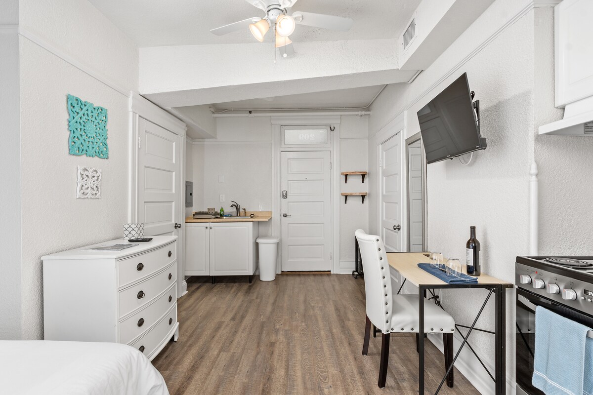 Building Photo - 2121 1st Ave