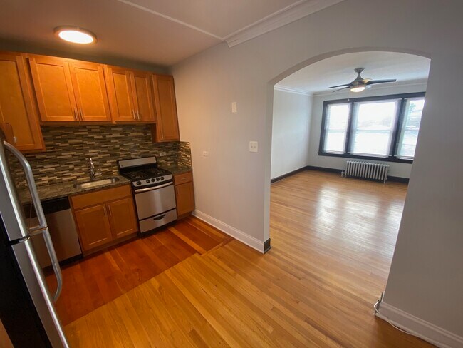 Building Photo - 5542 W Leland Ave