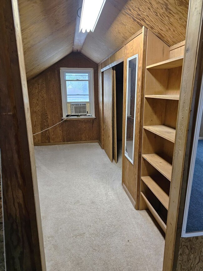 Building Photo - FOR RENT- 4 bed home on Hope Ave, Pets ok ...