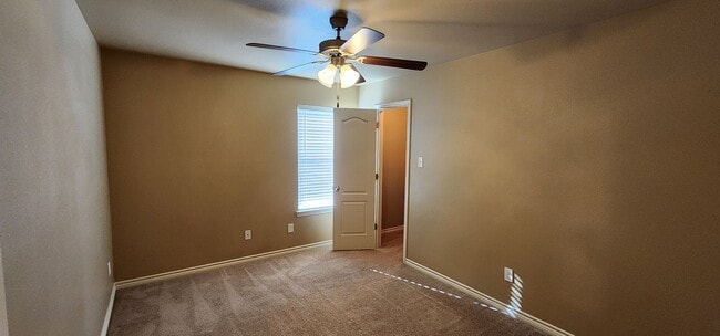 Building Photo - Beautiful 3 bed/2 bath Duplex off of Bunny...