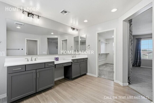 Building Photo - 9504 E Theia Dr