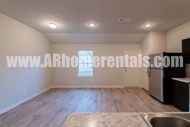 Building Photo - Spacious Newer Home!