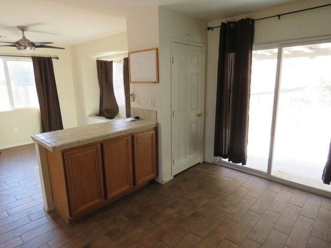 Building Photo - 5 Bedroom in quiet community!