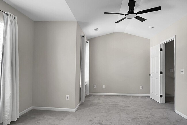 Building Photo - 3 bedroom, 2.5 Townhome