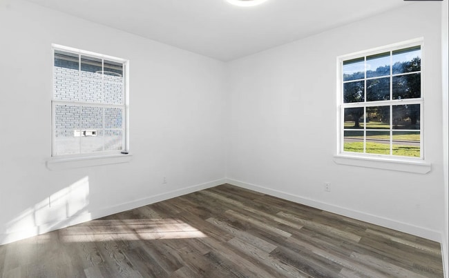 Building Photo - 3423 W Clarendon Dr