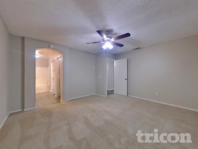 Building Photo - 8621 W Willow Ave