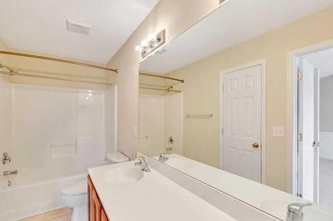Building Photo - Townhouse available in Summer Wood!