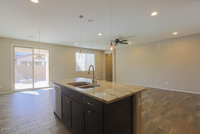 Building Photo - Stunning 3 bedroom plus Den with 2.5 bathrooms. Come, show & rent today!!!  End property!!!  Good...