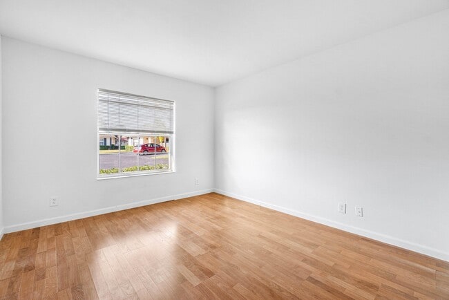 Building Photo - 9977 Three Lakes Cir